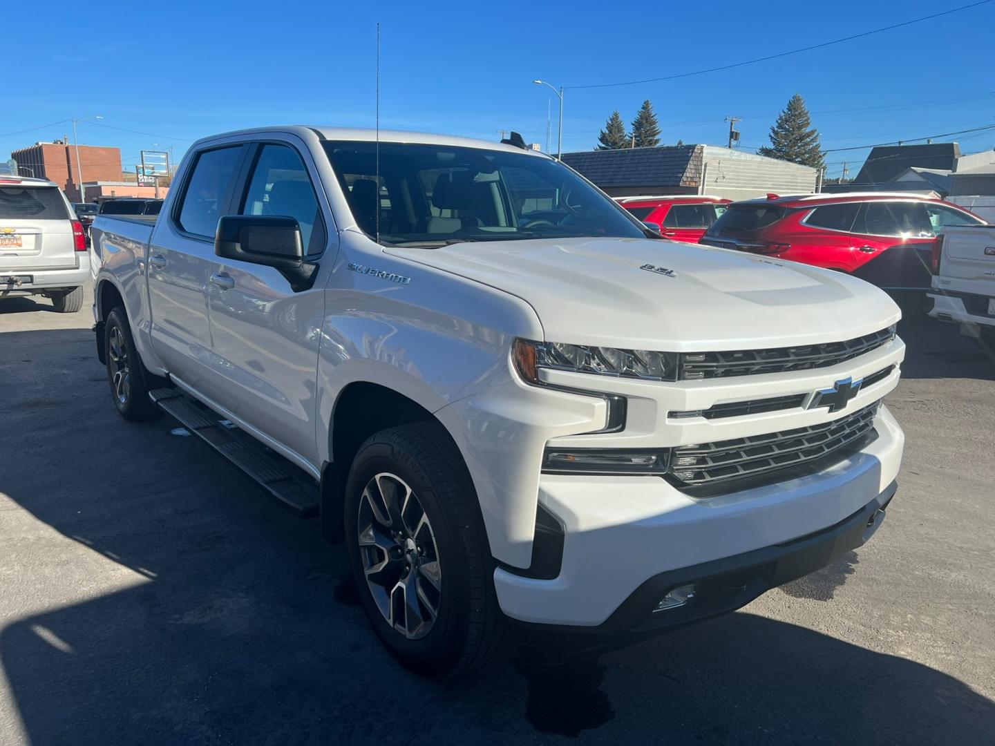 2022 WHITE /Grey Chevrolet Silverado 1500 RST (3GCUYEEL3NG) with an 6.2L DI V8 engine, 10 speed Automatic transmission, located at 116 5th Avenue South, Lewistown, MT, 59457, 47.063877, -109.427879 - Unleash the Power with the 2022 Silverado 1500 RST 4WD - Equipped with a Dominant 6.2L Gas Engine! Get ready for an adrenaline-pumping adventure with the mighty 2022 Silverado 1500 RST 4WD. This powerhouse is designed to elevate your driving experience to new heights. Key Features: 6.2L Gas - Photo#0